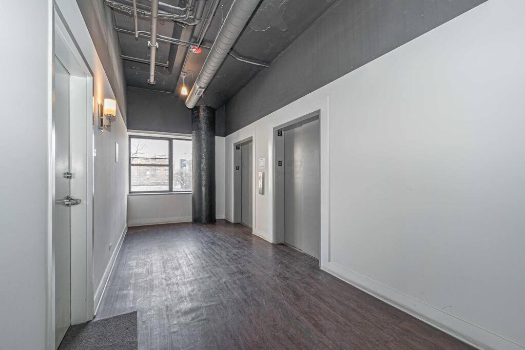 Spacious 2br South Loop With Skyline View, Optional Parking And Gym Access Near Mccormick Place And Soldier Field *